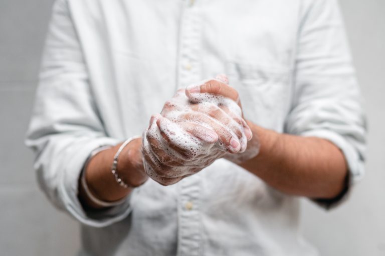 Nieuw bewijs – ’Handen wassen helpt; coronavirus overleeft 9 uur op de huid’